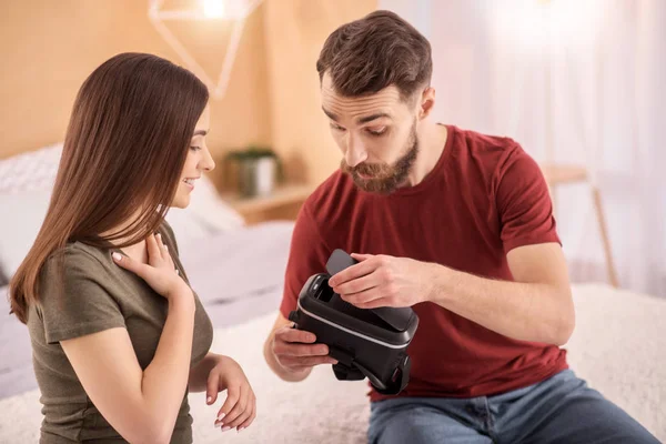 Söta kärlekspar förvånad av Vr-headset — Stockfoto