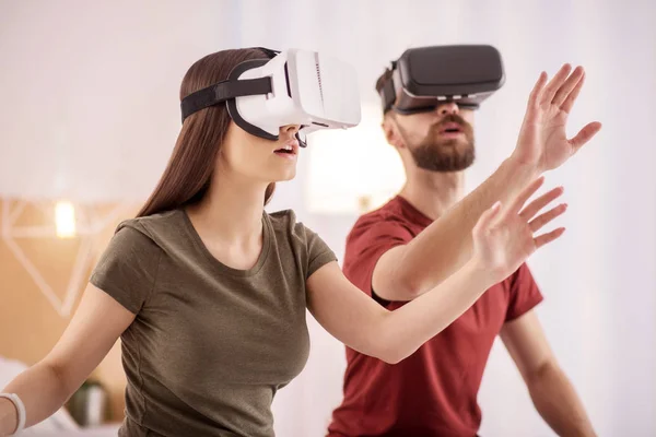 Entusiasta pareja atractiva conectándose a la realidad virtual — Foto de Stock