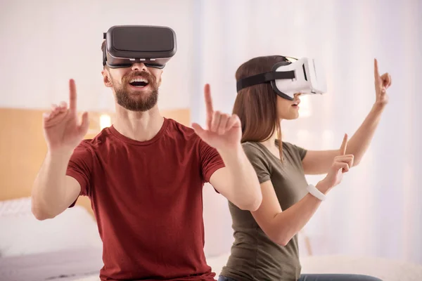 Drabbade stilig man använder Vr headset — Stockfoto