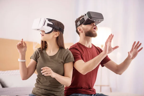 Cool attraktivt par att upptäcka virtuella världen — Stockfoto