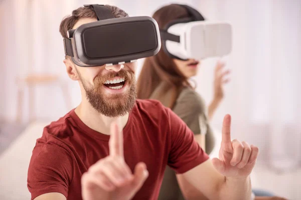 Påverkas skäggig man njuter av virtuell verklighet — Stockfoto