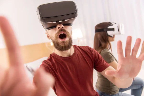 Häpen söt man tillämpa Vr-headset — Stockfoto