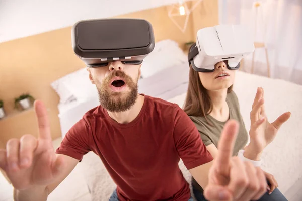 Drabbade cool man bedriver Vr — Stockfoto