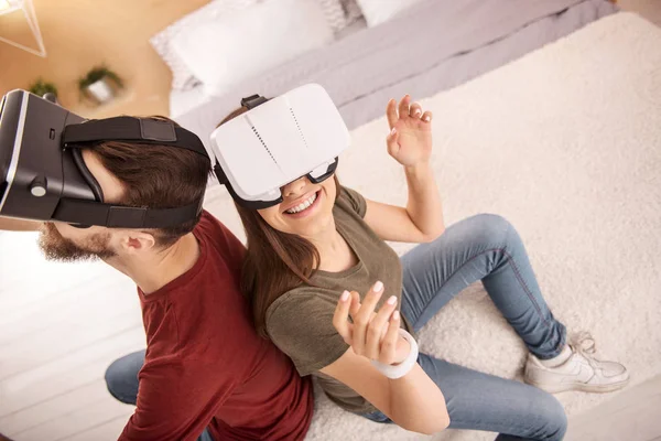 Симпатичная испуганная пара встречает виртуальную реальность — стоковое фото