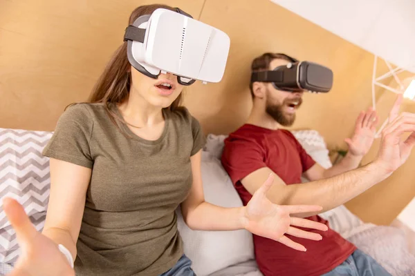 Tilltalande förvånade par använder Vr möjligheter — Stockfoto