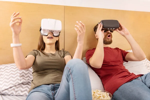 Pareja positiva afectada participando en VR — Foto de Stock