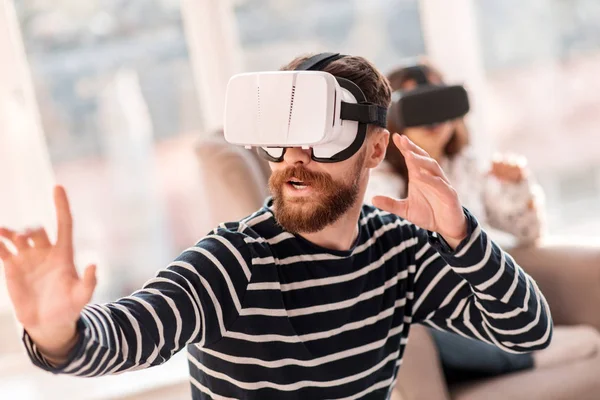 Hombre serio y enfocado luchando en realidad virtual —  Fotos de Stock
