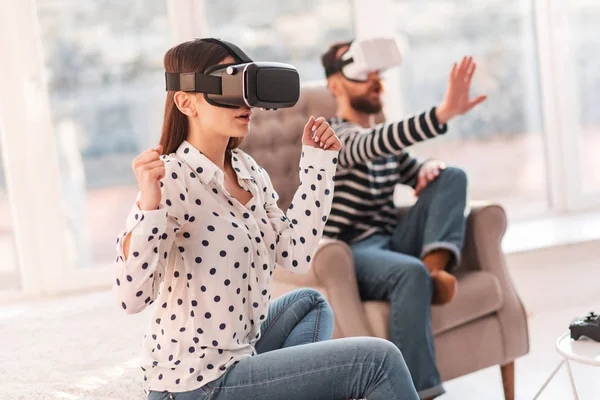 Samlas in vacker kvinna lanserar Vr-glasögon — Stockfoto