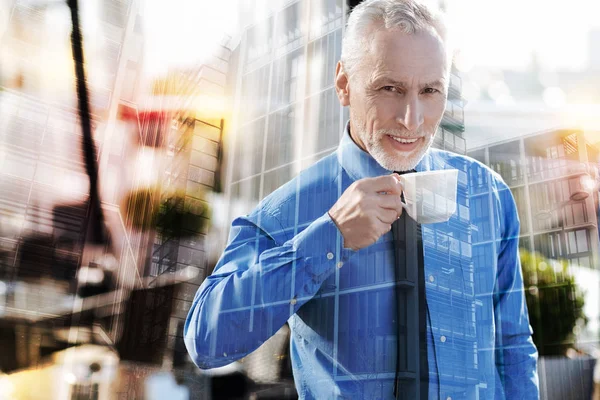 Lachende mens die in een goed humeur, terwijl het drinken van koffie — Stockfoto