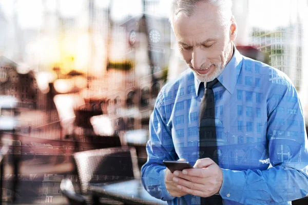 Progressivo uomo maturo in piedi da solo e l'invio di messaggi — Foto Stock