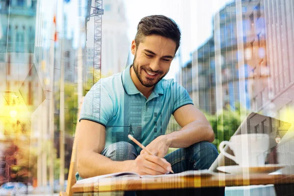 Joven autor dotado terminando su libro y sintiéndose emocionado — Foto de Stock