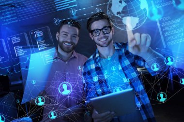 Pozitif programcılar şeffaf perde ile çalışırken memnun hissediyorum