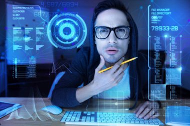 Şüpheli programcı şeffaf ekrana bakarak onun çene dokunmadan