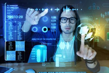 İki sanal düzeni dokunmaktan ve ciddi seyir akıllı programcı