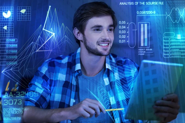 Pozitív fiatal programozó a cyber-támadások statisztikai elemzése — Stock Fotó
