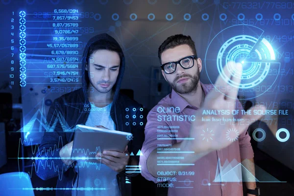 Intelligente Programmierer, die bei der Zusammenarbeit seriös aussehen — Stockfoto