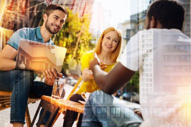 Gülümseyen insanlar onu dinlerken kendi meslektaşı arıyorum