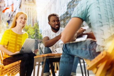 Verimli bir gün sahip olmak ve mutlu görünüyordu çalışkan arkadaşları