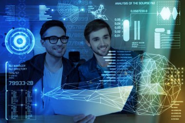 Neşeli programcılar birlikte çalışma