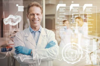 Zeki neşeli doktor geçti ve gülümseyen kollarıyla ayakta
