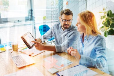 Akıllı adam bir tablet meslektaşı gösterilen süre tutarak önemli bilgiler