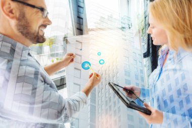 Neşeli adam diyagramları onun özenli iş arkadaşınız için gösterilen