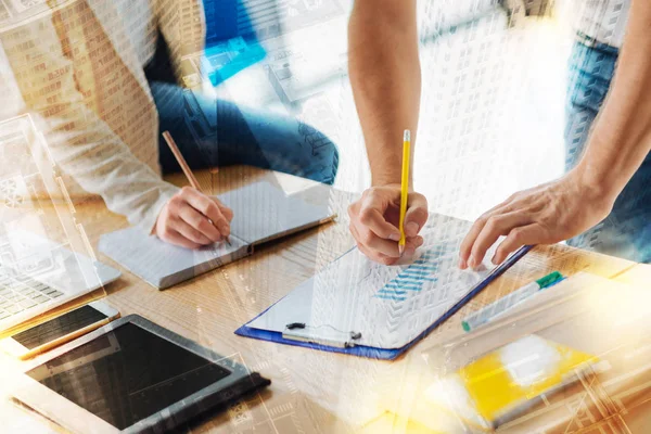 Clevere Kollegen haben einen produktiven Tag beim Notieren — Stockfoto