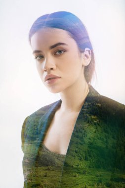 Ayakta ve öğretmeni için bekleyen sorumlu öğrenci