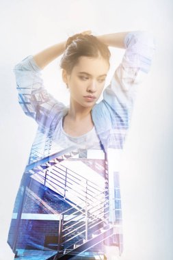 Düşünceli öğrenci elleri başının arkasında duran