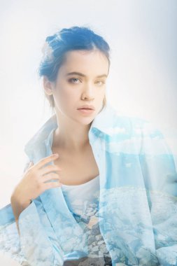 Güzel moda model iş yerinde olurken bir kamera için poz