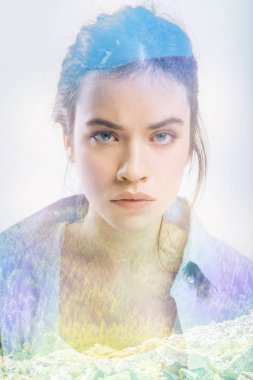 Gri arka planı dururken çatık sakin kadın