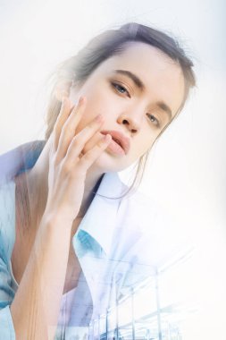 Onun yüzünü dokunaklı ve kendini önünde seyir hassas kadın