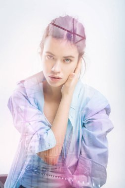 Garip bir duygu içinde yaparken onun kulağına dokunmayı gencin