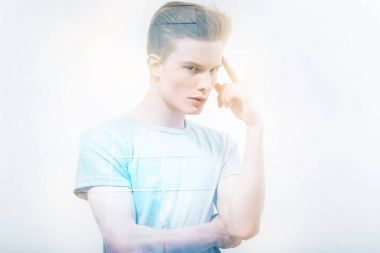 Zeki öğrenci başını soru hakkında düşünürken dokunmadan