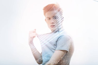 Çekici bir adam düşünceli ayakta iken onun Tshirt çekerek