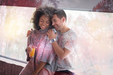 Bir bardak meyve suyu tutan güzel genç kadın