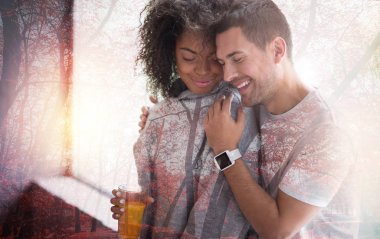 Duygularını iyi ifade memnun genç adam