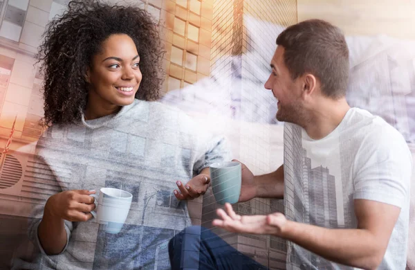 Alegre pareja positiva disfrutando de sus bebidas —  Fotos de Stock