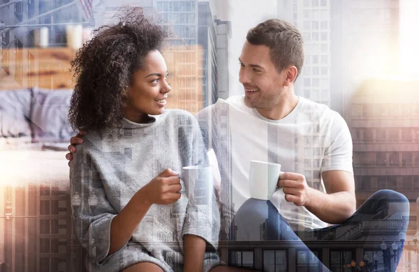 Pareja alegre positiva disfrutando del té juntos — Foto de Stock