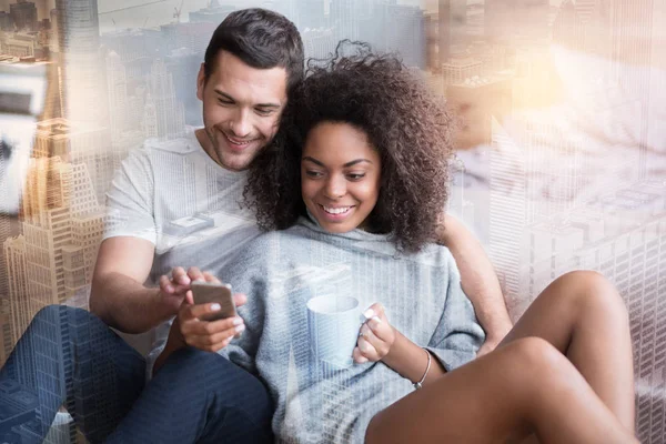 Nice happy man pointing at the smartphone screen — Stock Photo, Image