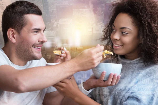 Pozitív fiatal pár élvezi az étkezés — Stock Fotó