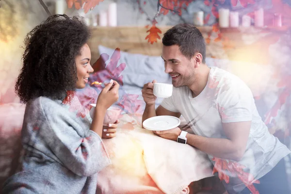 Neşeli pozitif çift bir yemek yiyorsunuz — Stok fotoğraf