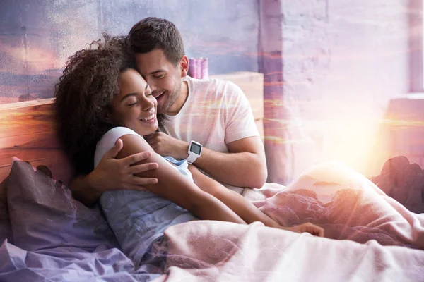 Agradable hombre feliz disfrutando del tiempo con su novia — Foto de Stock