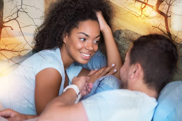 Mulher atraente alegre segurando sua testa — Fotografia de Stock