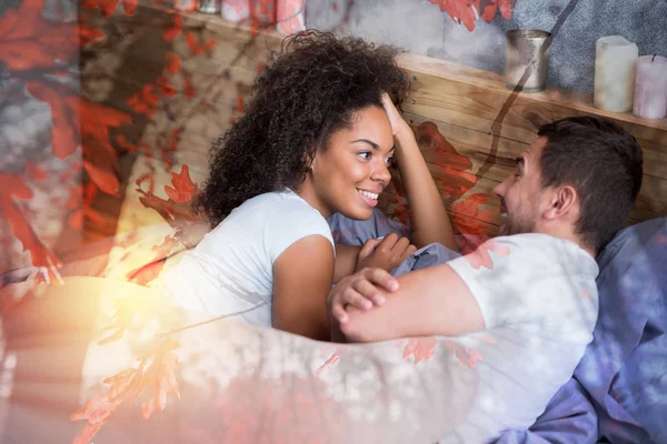 Encantado casal bonito descansando na cama — Fotografia de Stock