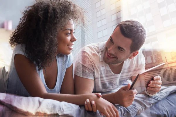 Hombre agradable positivo sosteniendo una tableta —  Fotos de Stock