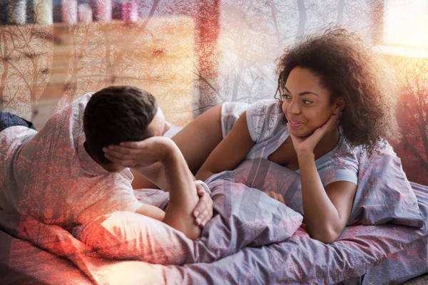 Mulher atraente positivo segurando seu queixo — Fotografia de Stock