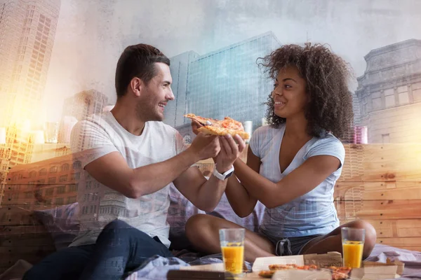 Szczęśliwa para wesoły, ciesząc się ich pizza — Zdjęcie stockowe