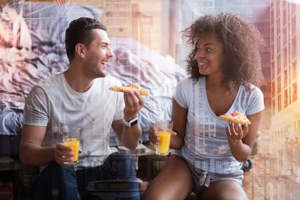 Glad positiv par äter en pizza — Stockfoto