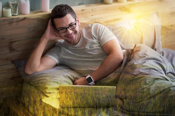 Alegre hombre feliz usando un ordenador portátil —  Fotos de Stock